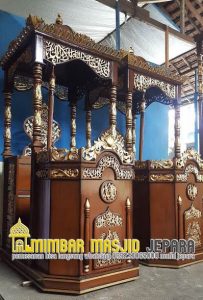 Mimbar Kayu Standar Masjid Agung